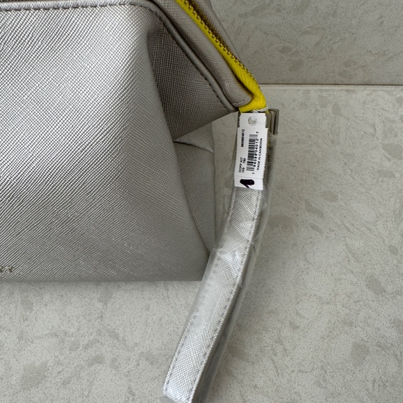 NWT - Kendra Scott - Cosmetics/Dopp Kit,  Silver/Champagne Color - Picture 3 of 6